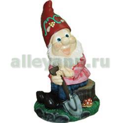 Фигура садовая ГНОМ С ЛОПАТКОЙ НА ПНЕ купить в Нижнем Новгороде